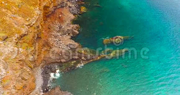 美丽的无人机观SaoLourenco半岛有高陡的悬崖和玄武岩岩层马德拉岛视频的预览图