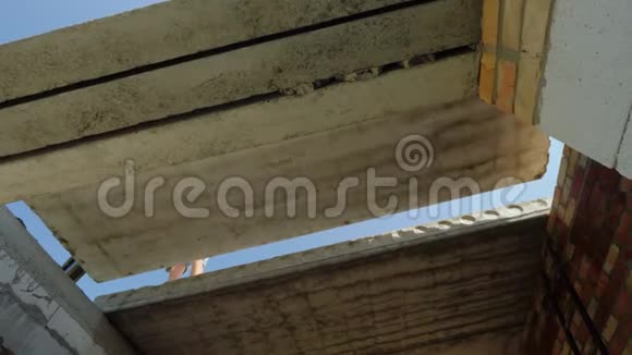 吊车吊杆为楼板安装重型钢筋混凝土面板建造房屋概念视频的预览图