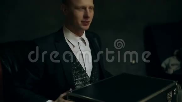 明亮的光从盒子里出现落在魔术师的脸上视频的预览图