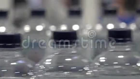 在传送带上移动的塑料瓶中生产饮用水视频的预览图