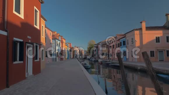 拥有彩色房屋和运河的布拉诺岛的宁静和风景如画的景色视频的预览图
