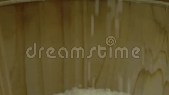 米粒种子背景的慢运动下降农民饲料概念视频的预览图