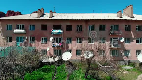 俄罗斯旧房子后面的红色壮丽岩石视频的预览图