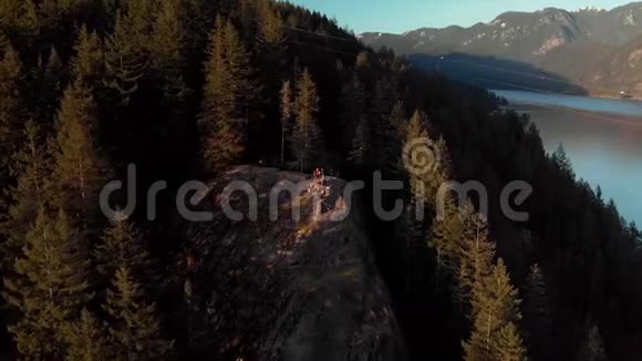 在温哥华北部的深湾空中拍摄了带有徒步旅行者的夸瑞岩视频的预览图