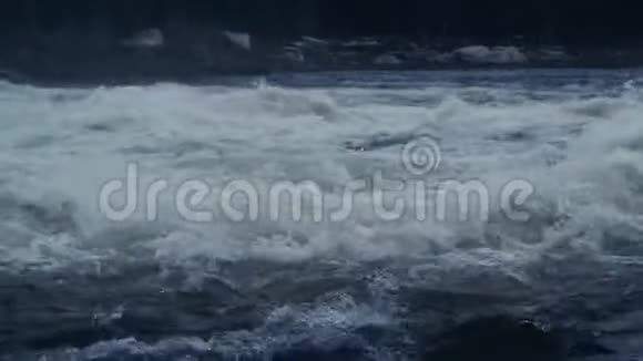 冬季瀑布河在缓慢的运动中关闭山上的水晶水视频的预览图