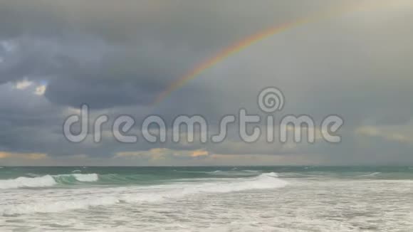 彩虹在暴风雨的大海上视频的预览图