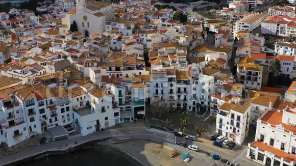 海边美丽的西班牙小镇科斯塔角城录像片段空中无人机摄像机远离视频的预览图