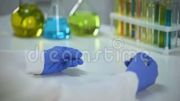 科学家将液体滴在玻璃上洗涤剂开发美容产品视频的预览图