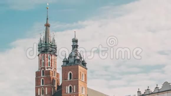 波兰克拉科夫圣玛丽教堂和布艺厅大楼圣母进天堂的著名古老地标教堂视频的预览图