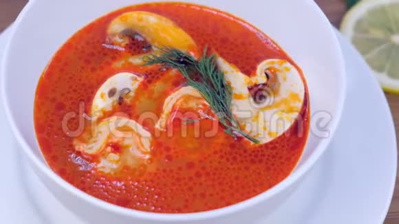 含蘑菇的虾汤青柠檬任公汤泰国菜视频的预览图