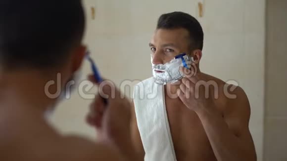 使用手动剃须刀刮胡子的面部泡沫男性视频的预览图
