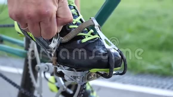 Cyclist将脚踏车和脚趾夹绑在velodrome的老式轨道自行车上视频的预览图
