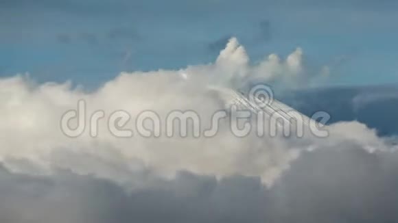 活火山活动蒸汽火山口的气羽垂直视频视频的预览图