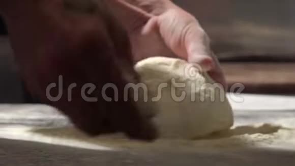厨师正在为披萨做面团视频的预览图