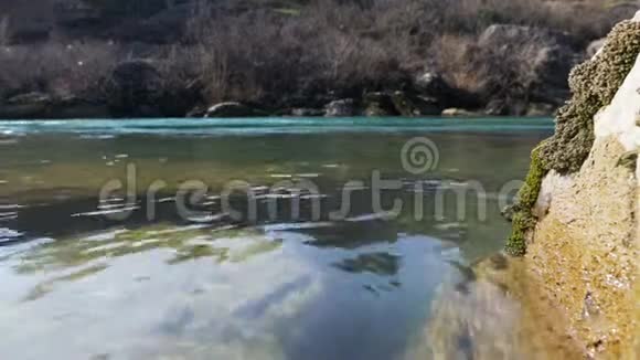 阳光反射的河流和水下的石头视频的预览图