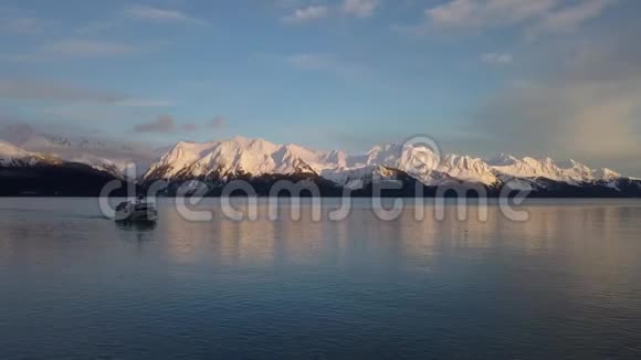 阿拉斯加平静的海洋供商业渔船使用视频的预览图