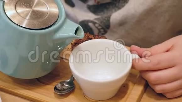 有人把茶倒到白色的杯子里关上喝茶的时候视频的预览图