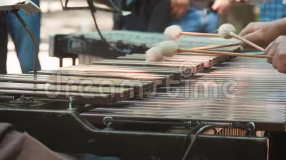 音乐家的手在街上演奏颤音音乐仪器Vibraphone关闭视频的预览图