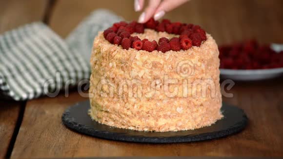 糖果装饰拿破仑分层蛋糕与新鲜覆盆子视频的预览图