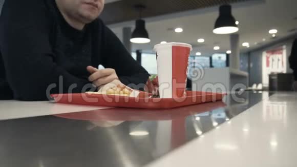 两个饿鬼在快餐店吃炸薯条视频的预览图