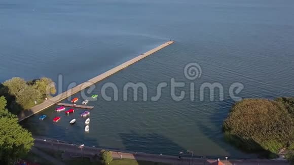 海上泻湖上的长混凝土桥墩防波堤视频的预览图
