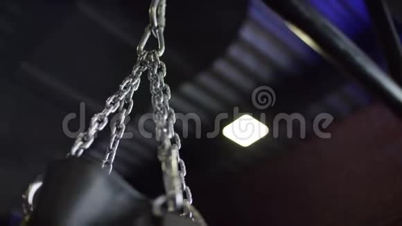 在黑色天花板背景上银色链条的摇摆式冲孔袋的特写库存录像体育和培训视频的预览图