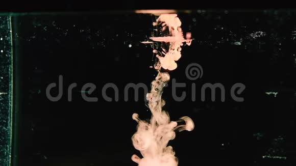 缓慢的运动白色的油漆在水族馆里涌入水中在水中冒烟视频的预览图