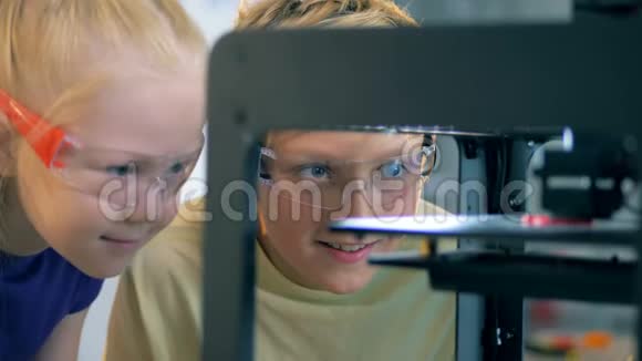儿童在3D打印机上打印机器人部件4K视频的预览图