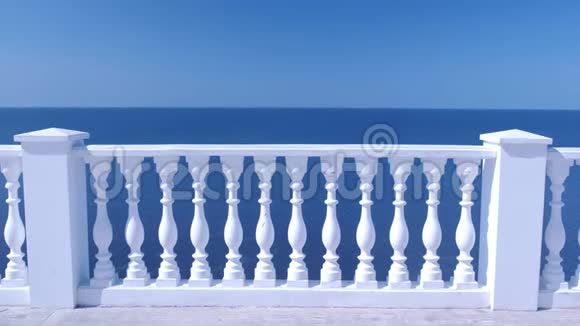 白色装饰栅栏由混凝土制成在海滨令人惊叹的海景视频的预览图