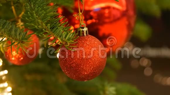 美丽时尚的圣诞树玩具球红色挂在圣诞树近景新年视频的预览图
