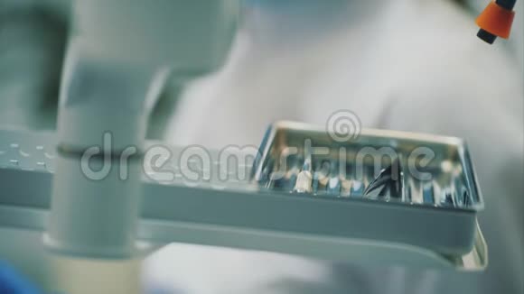 在口腔椅上有一个托盘上面有牙科器械治疗在牙科办公室进行视频的预览图