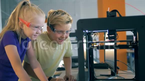 儿童戴防护眼镜在学校实验室工程发明特写视频的预览图