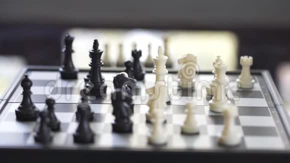 商人拿着一个黑人国王下棋杀死对立的国王作为背景业务的经营策略视频的预览图