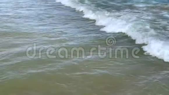 海岸上的海浪波浪上的白浪视频的预览图