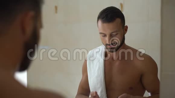 男人把剃须膏涂在脸和胡须上准备改变外表风格视频的预览图