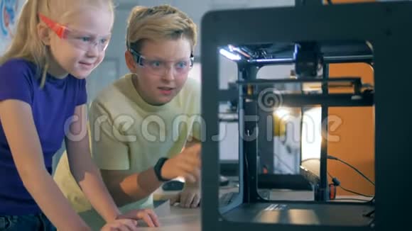 两个孩子在一个学校实验室工作与现代创新设备关闭视频的预览图