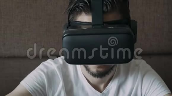戴虚拟现实谷歌VR眼镜的年轻人视频的预览图