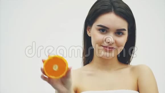 年轻漂亮的年轻女孩时尚模特白色背景上有一片橙色化妆和美丽的黑色视频的预览图
