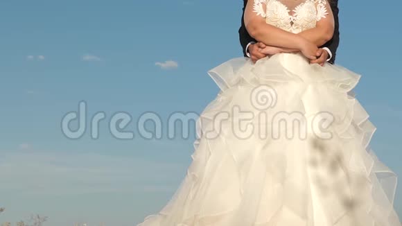 新婚夫妇跳舞美丽的舞蹈特写浪漫的男人和女人在蓝天上跳舞视频的预览图