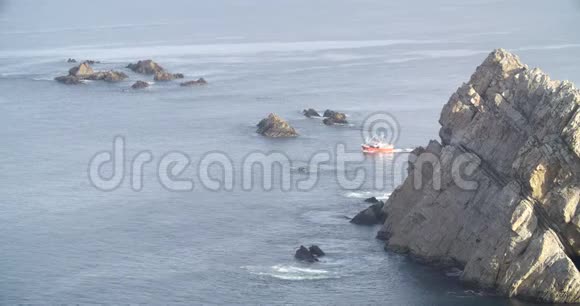 一艘船从岩石群中出来的景象视频的预览图