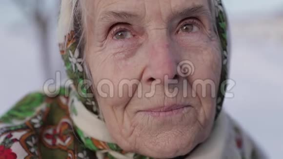 老年妇女的特写在冬天的时候是雌性老奶奶在公园里散步视频的预览图