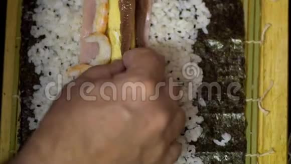自制寿司和卷的慢动作特写Makizushi视频的预览图
