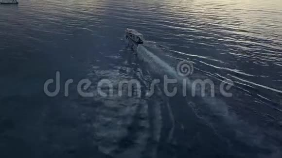 空中无人机视野旅游快艇出海相机倾斜到地平线视频的预览图