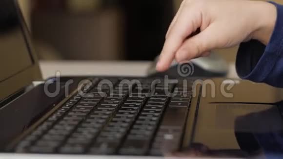 幼儿键盘上的手印视频的预览图