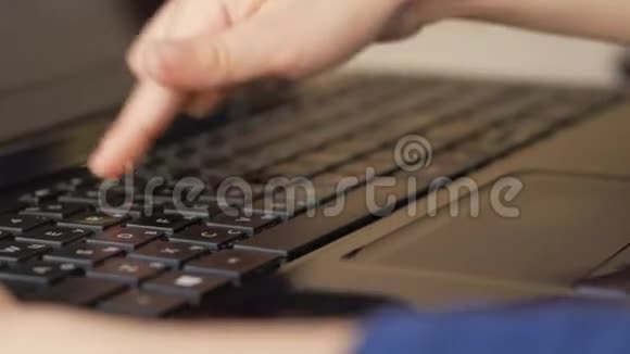幼儿键盘上的手印视频的预览图