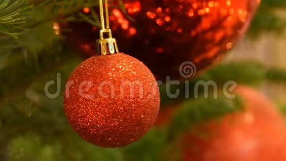 美丽时尚的圣诞树玩具球红色挂在圣诞树近景新年视频的预览图