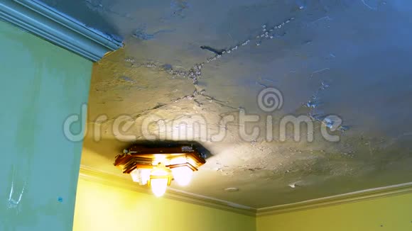 因内部天花板漏水而剥落的油漆视频的预览图