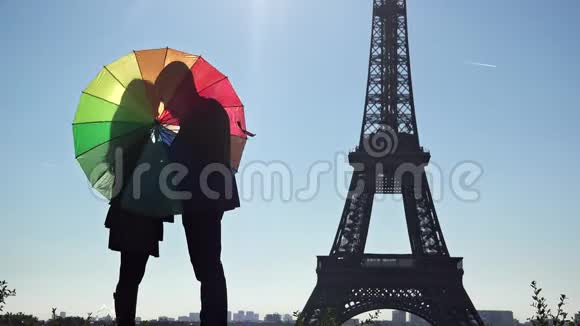 巴黎埃菲尔铁塔附近的情侣剪影彩伞视频的预览图