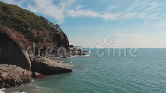 蝴蝶海滩附近的洛基山印度果阿无人机录像视频的预览图