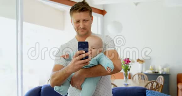 客厅4k用手机的父亲和男婴视频的预览图